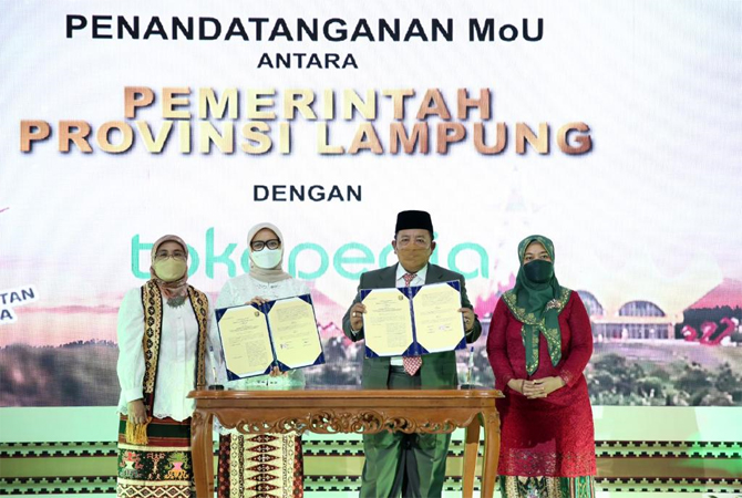 Penandatanganan MOU Tokopedia dengan Pemprov Lampung untuk menggenjot potensi UMKM daerah. - Image