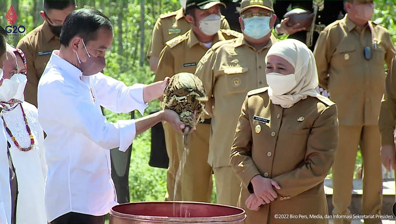 PENGUMPULAN AIR: Presiden Jokowi menerima air yang dibawa Gubernur Jawa Timur Khofifah Indar Parawansa dari daerah sebagai simbol salah satu air dari daerah di Indonesia dalam pembangunan IKN Nusantara. (SETPRES) - Image