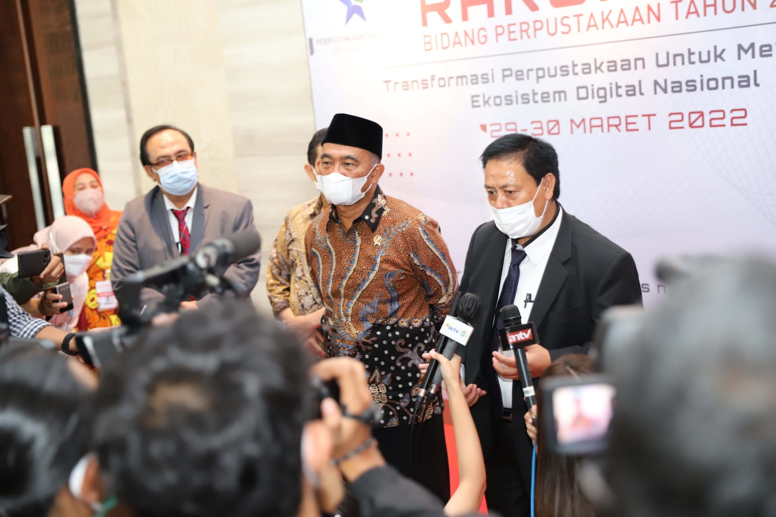 Caption : Menko PMK Muhadjir Effendy (tengah) didampingi Kepala Perpusnas M. Syarif Bando (kanan) di Jakarta (29/3). Foto : Hilmi/Jawa Pos - Image