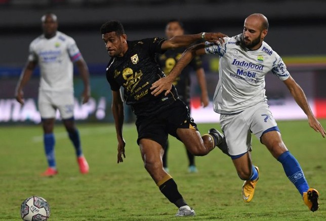 Pesepak bola Persib Bandung Mohammed Rashid (kanan) berebut bola dengan pemain Persebaya Surabaya Ricky Kambuaya dalam pertandingan sepak bola Liga 1 di Stadion I Wayan Dipta, Gianyar, Bali, Sabtu (19/3). Nyoman Budhiana/Antara - Image