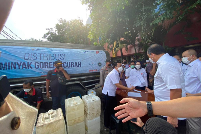 Pemerintah melakukan operasi pasar minyak goreng dengan menjual sesuai dengan harga yang ditetapkan pemerintah. - Image