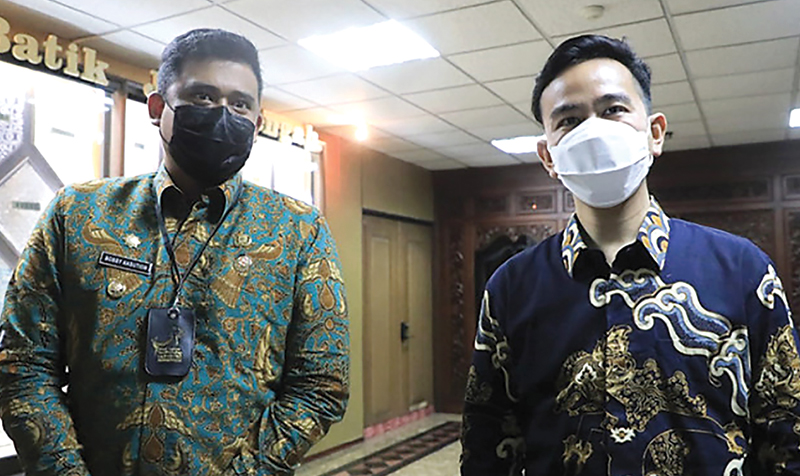 BERTAMU: Gibran Rakabuming Raka (kanan) dan Bobby Nasution di Semarang kemarin. Mereka bertemu Ganjar Pranowo di ruang pribadinya. (HUMAS PEMPROV JATENG) - Image