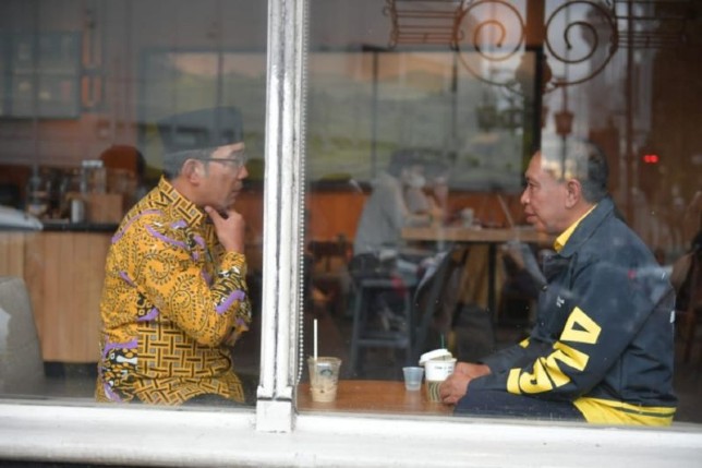 Menpora Zainudin Amali (kanan) ngopi berdua dengan Gubernur Jawa Barat Ridwan Kamil di Bandung, Minggu (6/3). Kemenpora/Antara - Image