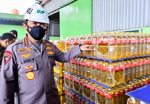 Kapolri Jenderal Listyo Sigit Prabowo saat mengecek minyak goreng di pabrik PT. Bina Karya Prima di Cilincing. (Mabes Polri untuk JawaPos.com) - Image