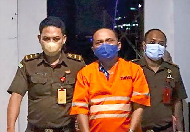 MASUK SEL: Bambang Digiring penyidik menuju Rutan Kejati Jatim tadi malam. (Lugas Wicaksono/Jawa Pos) - Image