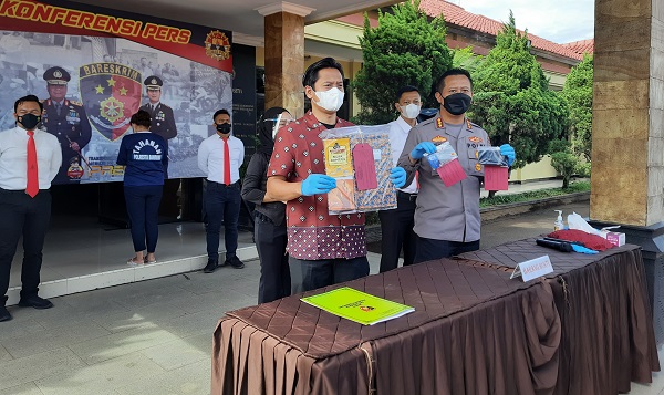 Kapolresta Bandung, Kombes Pol Kusworo Wibowo menunjukkan barang bukti tindak pidana penipuan dengan modus penjualan minyak goreng murah saat ekspos di Mapolresta Bandung, Soreang, Selasa (8/3). FOTO: FIKRIYA ZULFAH/RADAR BANDUNG - Image