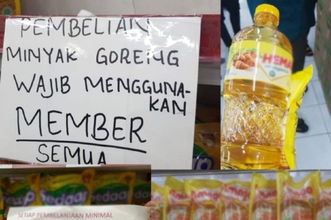 Temuan KPPU Surabaya di salah satu swalayan yang melakukan penjualan minyak goreng bersyarat. KPPU Kanwil IV Surabaya/Antara - Image