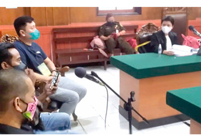 MIRIP FILM: Andi Susanto (kiri) saat memberikan keterangan sebagai saksi bersama dua karyawannya untuk terdakwa Khafid dalam sidang di PN Surabaya. (Lugas Wicaksono/Jawa Pos) - Image