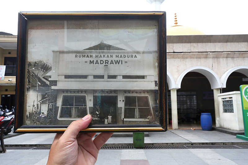 DULU BEGINI: Foto diptik lokasi RM Mdura Madrwai yang kini menjadi bagian dari kompleks Masjid Raya Bandung. Bung Karno adalah pelanggan rumah makan tersebut. (SALMAN TOYIBI/JAWA POS) - Image