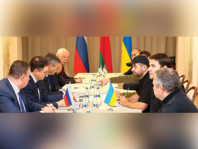 DIALOG DI PERBATASAN: Delegasi Ukraina dan Rusia mengadakan pertemuan di Gomel, Belarus, kemarin (28/2/2021). (AFP) - Image