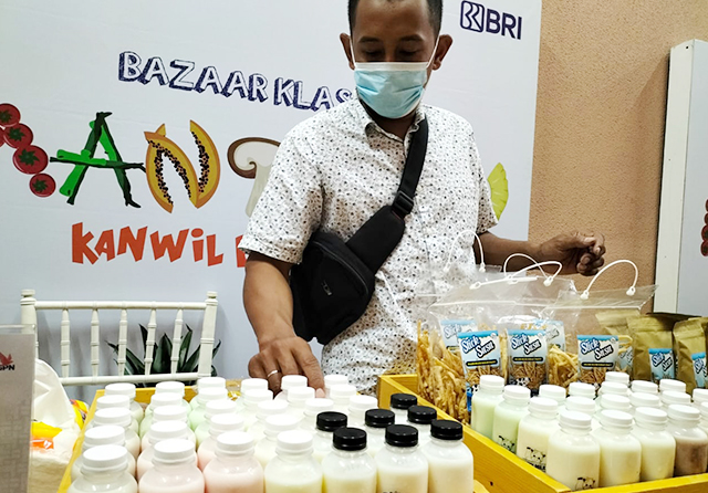 UMKM dari produk olahan susu sapi ikut terdampak pandemi Covid-19. (Eko Hendri/Jawa Pos) - Image