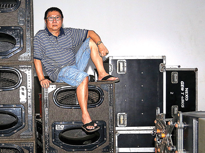 TAK ADA DUANYA: Log Zhelebour menduduki tumpukan sound system miliknya di kawasan Sukomanunggal, Surabaya. Kiprah Log sebagai promotor musik rock sulit dicari tandingannya. (RIANA SETIAWAN/JAWA POS) - Image