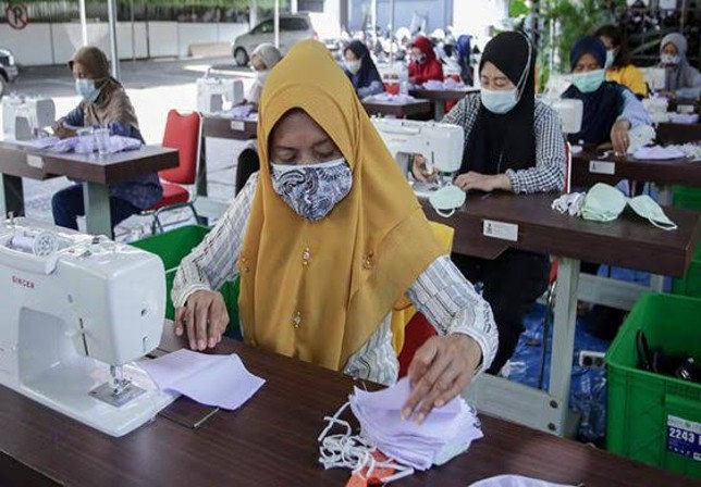 Seorang pelaku usaha jahit di Surabaya. Alfian Rizal/JawaPos - Image