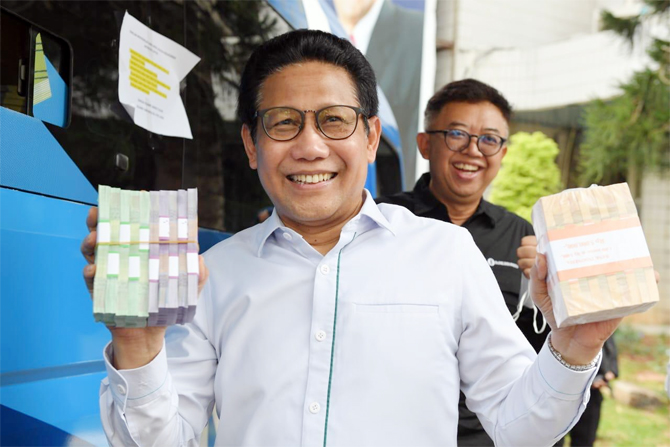 Menteri Desa, PDT, dan Transmigrasi Abdul Halim Iskandar menukarkan uang rupiah lamanya dengan uang tunai baru di Mobil Kas Keliling BI di halaman Gedung Kemendes PDTT, Jakarta, Senin (25/4/2022). Bank Indonesia melayani penukaran uang baru bagi pegawai K - Image