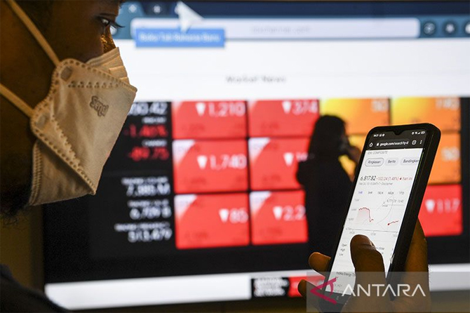 Ilustrasi investor melihat layar pergerakan saham pada gawainya di Jakarta (ANTARA) - Image