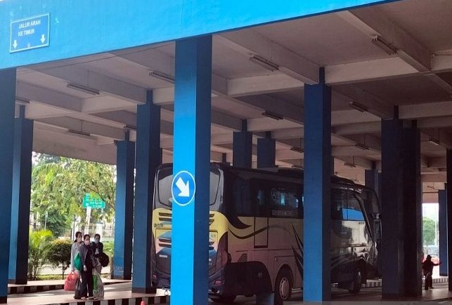 Sejumlah penumpang bus saat turun dari bus di Terminal Tipe A Tirtonadi Solo, Jumat (29/4). Bambang Dwi Marwoto/Antara - Image