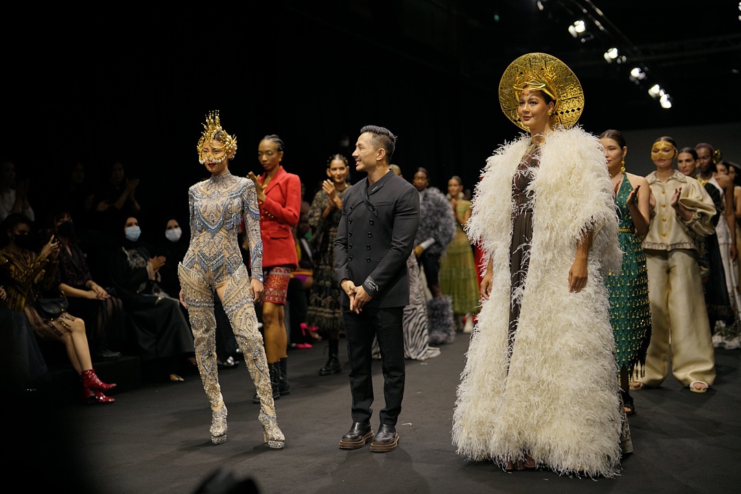 Hian Tjen x Make Over merupakan satu-satunya desainer perwakilan Indonesia yang terpilih berpartisipasi dalam acara Arab Fashion Week 2022/2023, memamerkan karya Couture Collection - Image