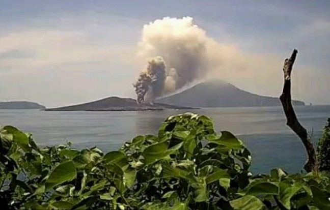 Gunung Anak Krakatau (GAK) di Selat Sunda mengalami erupsi. Pos Pantau GAK/Antara - Image