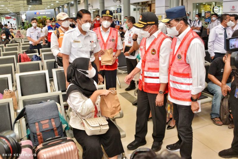 Menteri Perhubungan Budi Karya Sumadi (kanan) saat mendampingi Menteri Koordinator Bidang Pembangunan Manusia dan Kebudayaan Republik Indonesia (Menko PMK) Muhadjir Effendy melakukan inspeksi ke Stasiun Pasar Senen menjelang masa mudik lebaran, pada Kamis - Image
