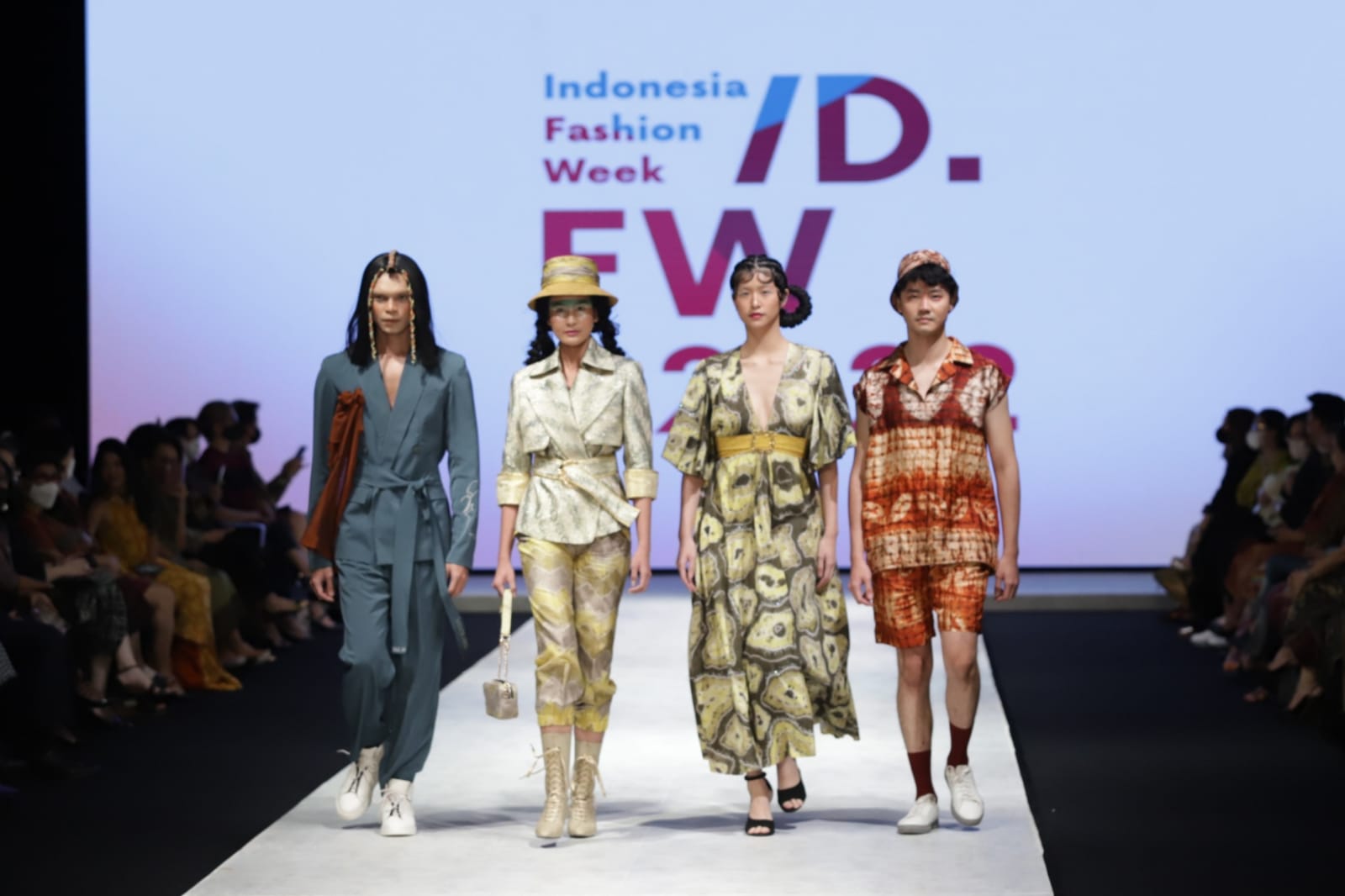 Opening Fashion Week 2022 di Hall JCC, Jakarta, Rabu (13/4/2022) bertema Treasure of the Magnificent Borneo. Foto: Dery Ridwansah/ JawaPos.com - Image