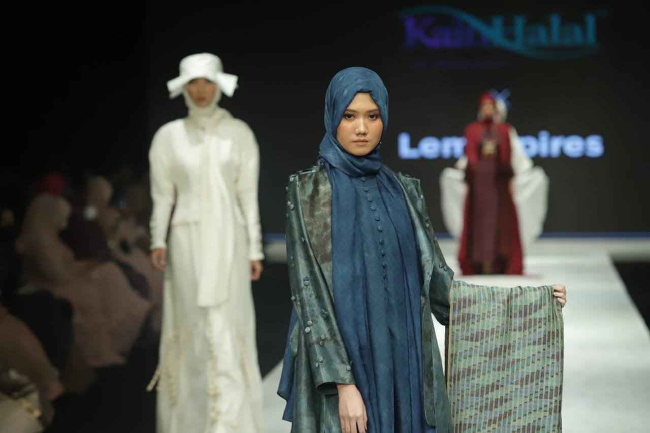 Kain tenun halal pada 13 April 2022 di dalam perhelatan panggung Indonesia Fashion Week 2022 yang berlangsung pada 13 April hingga 17 April 2022 di Jakarta Convention Center JCC/ Rabu (13/4/2022). Foto: Dery Ridwansah/ JawaPos.com - Image
