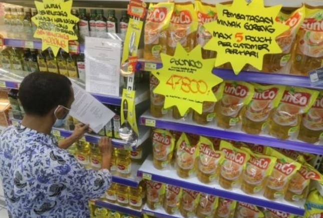 Petugas Dinas Perindustrian Perdagangan Pertambangan dan Energi menempel surat edaran terkait harga minyak goreng. Prasetia Fauzani/Antara - Image