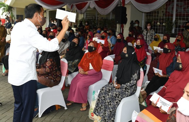 Jokowi menemui nelayan di Desa Nelayan Bulak Surabaya. Humas Pemkot Surabaya - Image