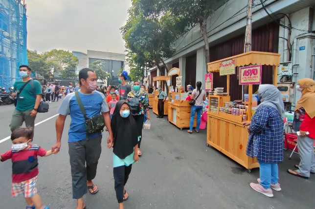 Pengunjung di Street Food Genteng Besar. Rafika Yahya/JawaPos.com - Image