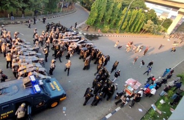 Pengamanan aksi 11 April yang berakhir bentrok di bawah jembatan layang, Makassar, Sulawesi Selatan, Senin (11/4). Darwin Fatir/Antara - Image