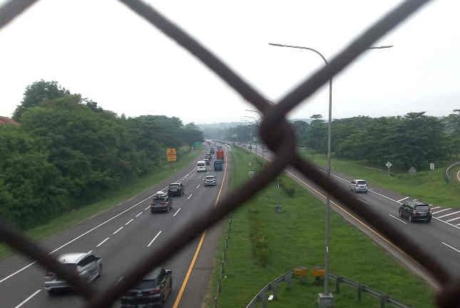 Sejumlah kendaraan melaju di jalan Tol Palimanan–Kanci Cirebon, Jumat (29/4). Khaerul Izan/Antara - Image