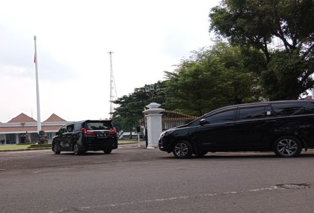 Mobil Presiden Joko Widodo memasuki kompleks Gedung Agung, Kota Jogjakarta, Sabtu (29/4) siang. Luqman Hakim/Antara - Image