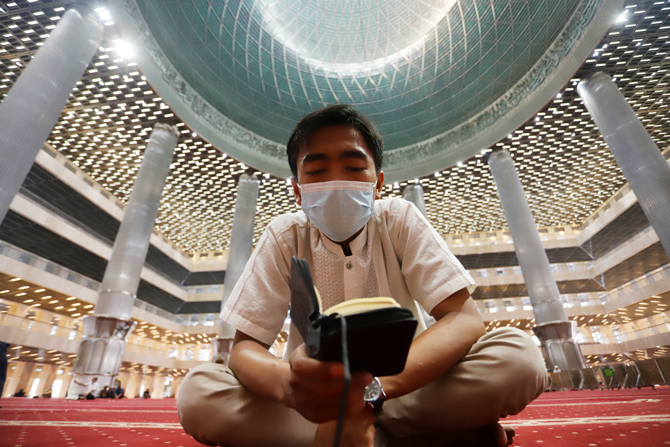 Umat Islam membaca Alquran saat mengisi waktu puasa Ramadan 1443 Hijriyah di Masjid Istiqlal, Jakarta, Senin (4/4/2022). Beragam kegiatan di masjid dilakukan umat Islam untuk meningkatkan ibadah selama bulan suci Ramadhan sambil menunggu waktu berbuka pu - Image