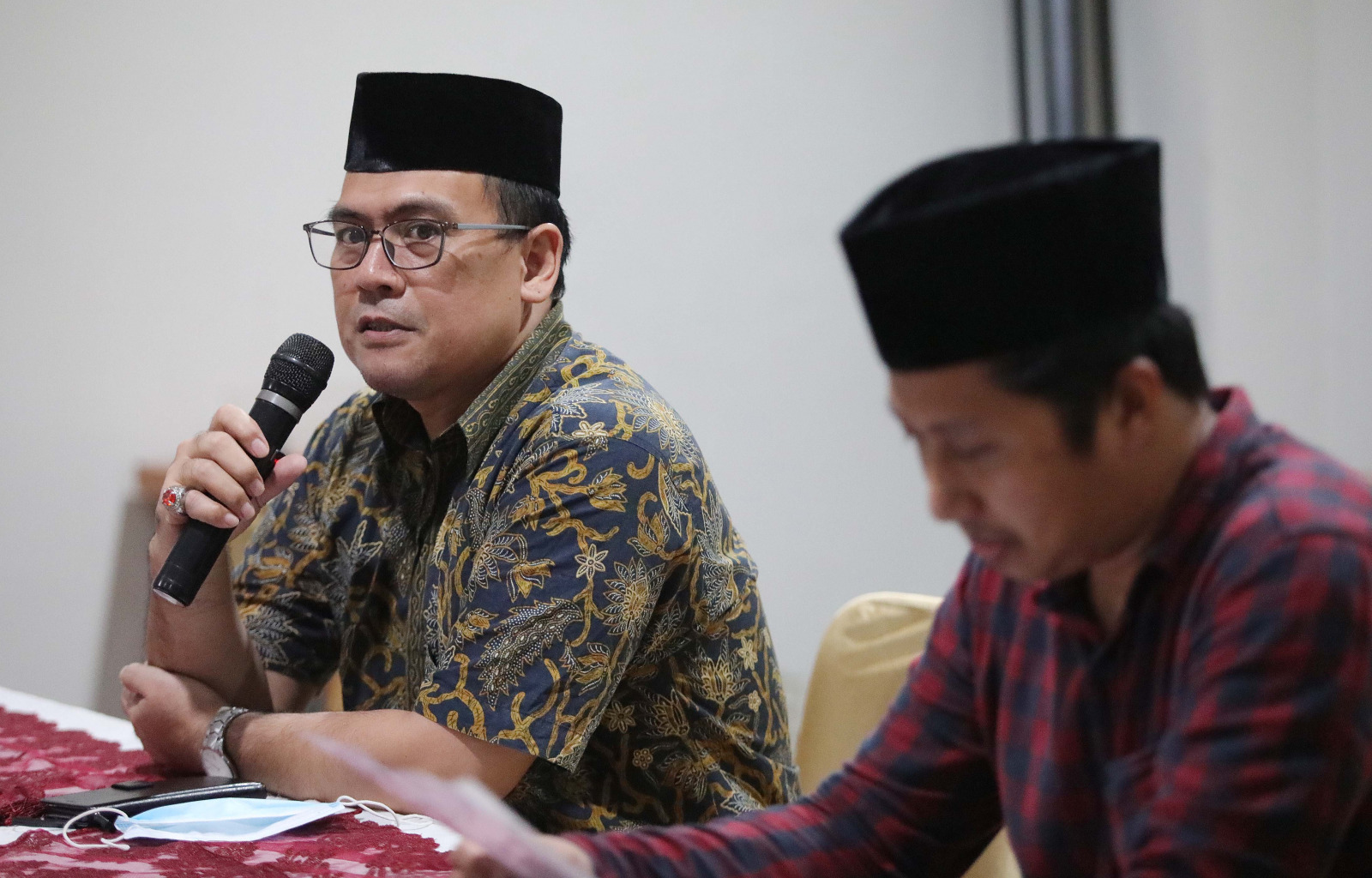 Direktur Eksekutif YKMI Ahmad Himawan (kiri). (FEDRIK TARIGAN/JAWA POS) - Image