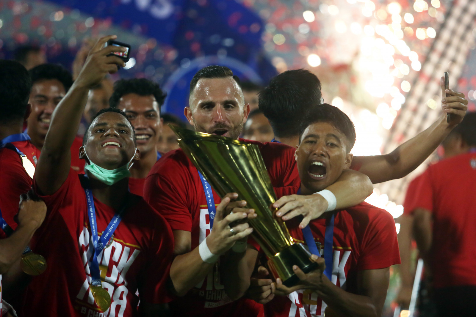 HARITSAH ALMUDATSIR/JAWA POS SEJARAH: Tim Bali United merayakan gelar juara BRI Liga 1 2021–2022. Ini adalah kali pertama ada tim yang berhasil back-to-back juara di era Liga Indonesia. - Image
