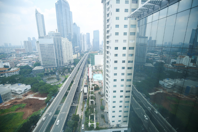 Sejumlah kendaraan melintas di Jalan Layang Non Tol (JLNT) Kampung Melayu-Tanah Abang di kawasan Casablanca, Jakarta, Selasa (5/4/2022). Bank Dunia menurunkan proyeksi pertumbuhan ekonomi Indonesia pada tahun 2022 menjadi 5,1 persen pada April 2022, dari - Image