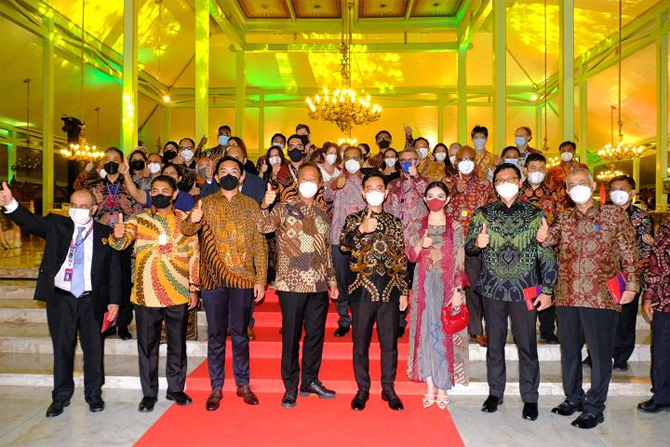 Pertemuan Trade, Investment, and Industry Working Group (TIIWG) 2002 di Solo, Jawa Tengah. - Image