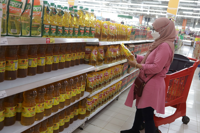 Konsumen saat berbelanja kebutuhan pokok di Pasar Swalayan, Jakarta, Jumat (9/4/2022). Harga kebutuhan pokok yang melonjak tajam dikhawatirkan bakal meningkatkan inflasi. Badan Pusat Statistik (BPS) mencatatkan menjelang ramadhan Indeks Harga Konsumen (IH - Image