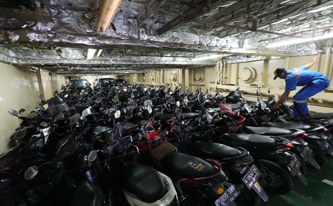 Calon pemudik motor melakukan registrasi mudik gratis di Terminal Penumpang Tanjung Priok, Jakarta, Selasa (26/4/2022). Sebanyak 600 pemudik motor diberangkatkan menuju kampung halamannya masing-masing. FOTO : FEDRIK TARIGAN/ JAWA POS - Image