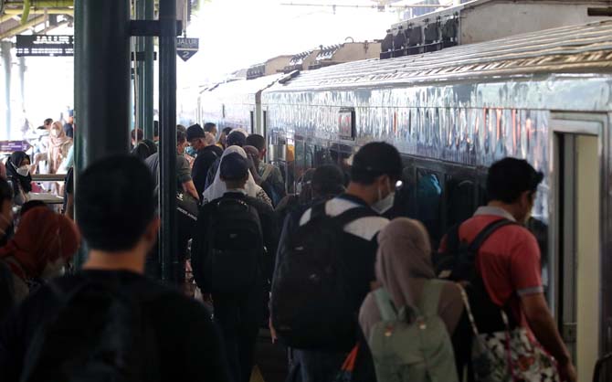 Penumpang Kereta Api Argo Bromo Anggrek tujuan Surabaya menunggu kedatangan kereta di Stasiun Gambir, Jakarta, Jumat (22/4/2022). KAI menetapkan masa angkutan Lebaran dari H-10 s.d H+10 Lebaran atau 22 April s.d 13 Mei 2022 dengan menyiapkan segala sumber - Image