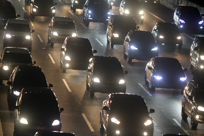Arus kendaraan padat merayap di jalan tol Jakarta arah Cikampek di Jatibening, Bekasi, Jumat (29/4/2022). Arus lalu lintas di jalan tol Jakarta-Cikampek saat ini terpantau padat merayap pada H-3 Lebaran. penumpukan kendaraan masih terjadi hingga Sabtu (30 - Image