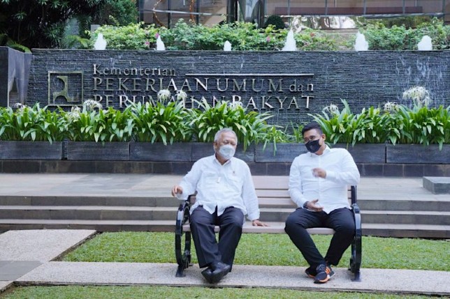 Menteri PUPR Mochamad Basoeki Hadimoeljono (kiri) menerima Wali Kota Medan Bobby Nasution di Jakarta, Kamis (14/4). Diskominfo Kota Medan/Antara - Image