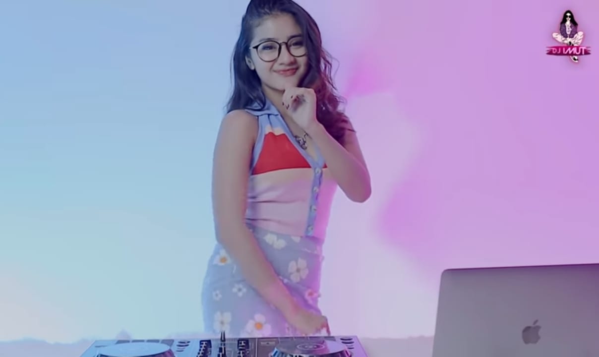 Ghea Youbi membawakan lagu - Image