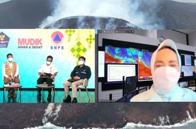 Tangkapan layar Kepala Badan Meteorologi, Klimatologi dan Geofisika (BMKG) Dwikorita Karnawati (kanan) dalam konferensi pers Kesiapsiagaan Menuju Mudik Aman dan Mudik Sehat. Devi Nindy/Antara - Image