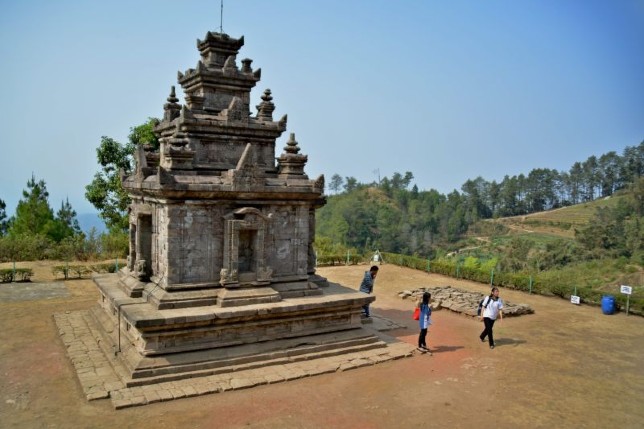 Wisatawan domestik berwisata di kompleks Candi Gedong Songo, di Bandungan, Kabupaten Semarang, Jateng. R. Rekotomo/Antara - Image