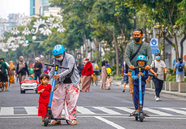 SENJA TANPA KENDARAAN: Sejumlah warga memadati Jalan Tunjungan, Minggu (10/4) sore. Warga bisa menunggu waktu berbuka sambil berbelanja produk UMKM. (Dipta Wahyu/Jawa Pos) - Image