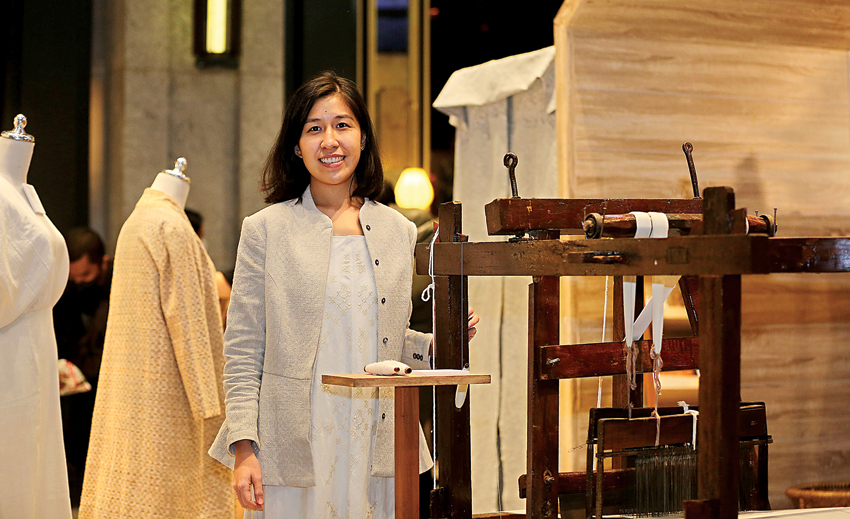 SELARAS: Denica menikmati slow fashion yang mengacu pada proses produksi alami lini busananya. Para ibu binaannya tersebar sampai Kalimantan dan Flores. (IMAM HUSEIN/JAWA POS) - Image