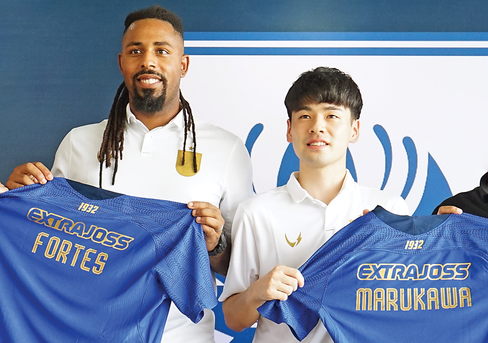 GERAK CEPAT: Carlos Fortes (kiri) dan Taisei Marukawa saat diperkenalkan sebagai pemain PSIS Semarang kemarin. (PSIS UNTUK JAWA POS RADAR SEMARANG) - Image