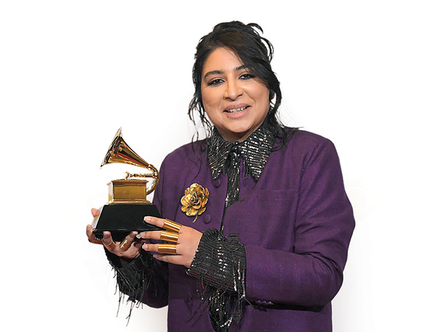 KEBANGGAAN PAKISTAN: Arooj Aftab berpose bersama trofi Grammy Awards yang dimenangkannya. (AFP) - Image
