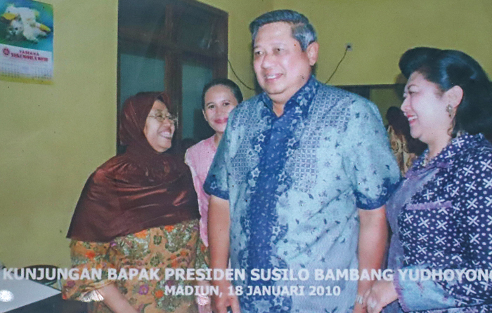 Foto repro saat SBY singgah ke warung yang kini dikelola Esmiati Ratri. (ALLEX QOMARULLA/JAWA POS) - Image