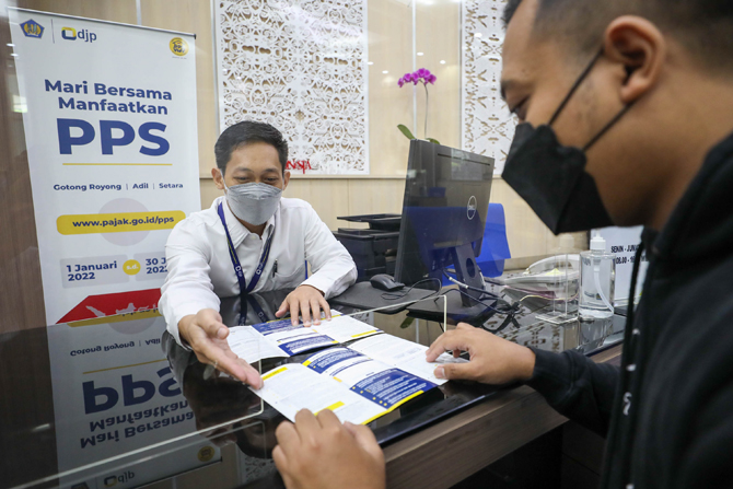 Wajib pajak mencari informasi mengenai program pengungkapan sukarela (PPS) di salah satu kantor pelayanan pajak pratama di Jakarta, Senin (18/4/2022). Pemerintah memperoleh pajak penghasilan atau PPh senilai Rp6,6 triliun setelah 106 hari pelaksanaan prog - Image